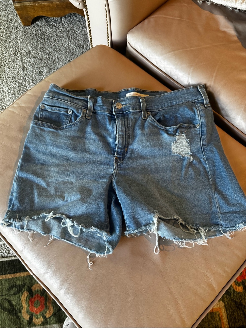 Levi’s mid length shorts, size 31